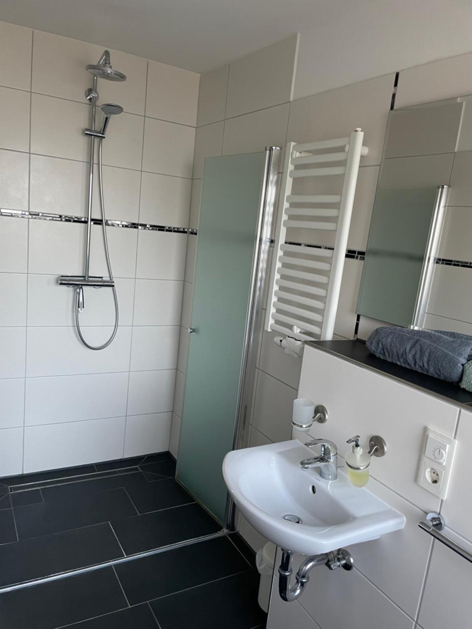 Ferienwohnung Mit Fussbodenheizung Nahe Messe, Gratis Parkplatz Und Abstellplatz E - Bike Hannover Ngoại thất bức ảnh